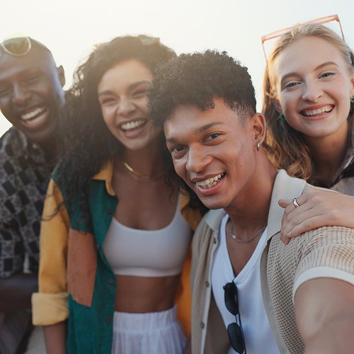 Amigos em grupo aproveitando a praia na Riviera de São Lourenço