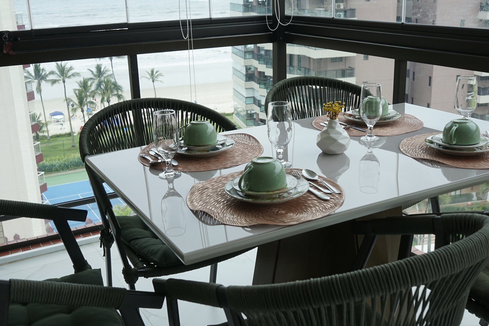 Mesa de jantar montada com vista para o mar e praia na Riviera de São Lourenço