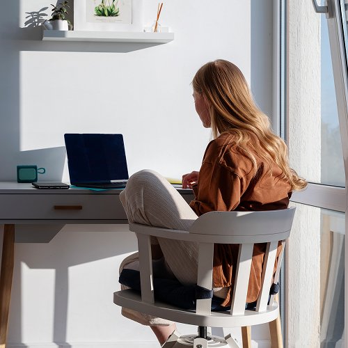 Profissional trabalhando em home office com vista na Riviera de São Lourenço